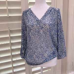 Women’s top excellent condition. Vibrant blue colors. The Limited brand.